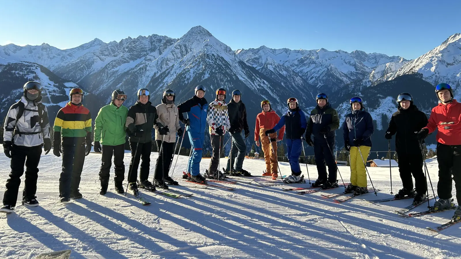 Auf dem Bild die Gruppe mit Spartenleiter &amp; Organisator Max Siller (mitte). Im Hintergrund die Zillertaler Alpen.  (Bild: Max Siller)