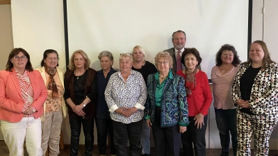FU-Vorstandschaft mit Bürgermeister Frank Zeitler: Marianne Forster, Maria Nässl, Karin Schatz, Silvia Greillich, Erika Kraus, Tanja Kraus, Inge Kraus, Rosmarie Haimerl, Irmi Eckl, FU-KV Jennifer Lehmer und Bürgermeister Frank Zeitler (von links). <br> (Bild: Marianne Forster)