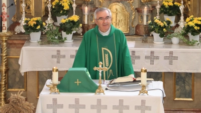 Pfarrer Slawomir Niemczewski hier beim Erntedankgottesdienst in der Riedener Pfarrkirche. Der Geistliche feierte am 25. September seinen 65. Geburtstag. (Bild: Michael Rabenhofer)