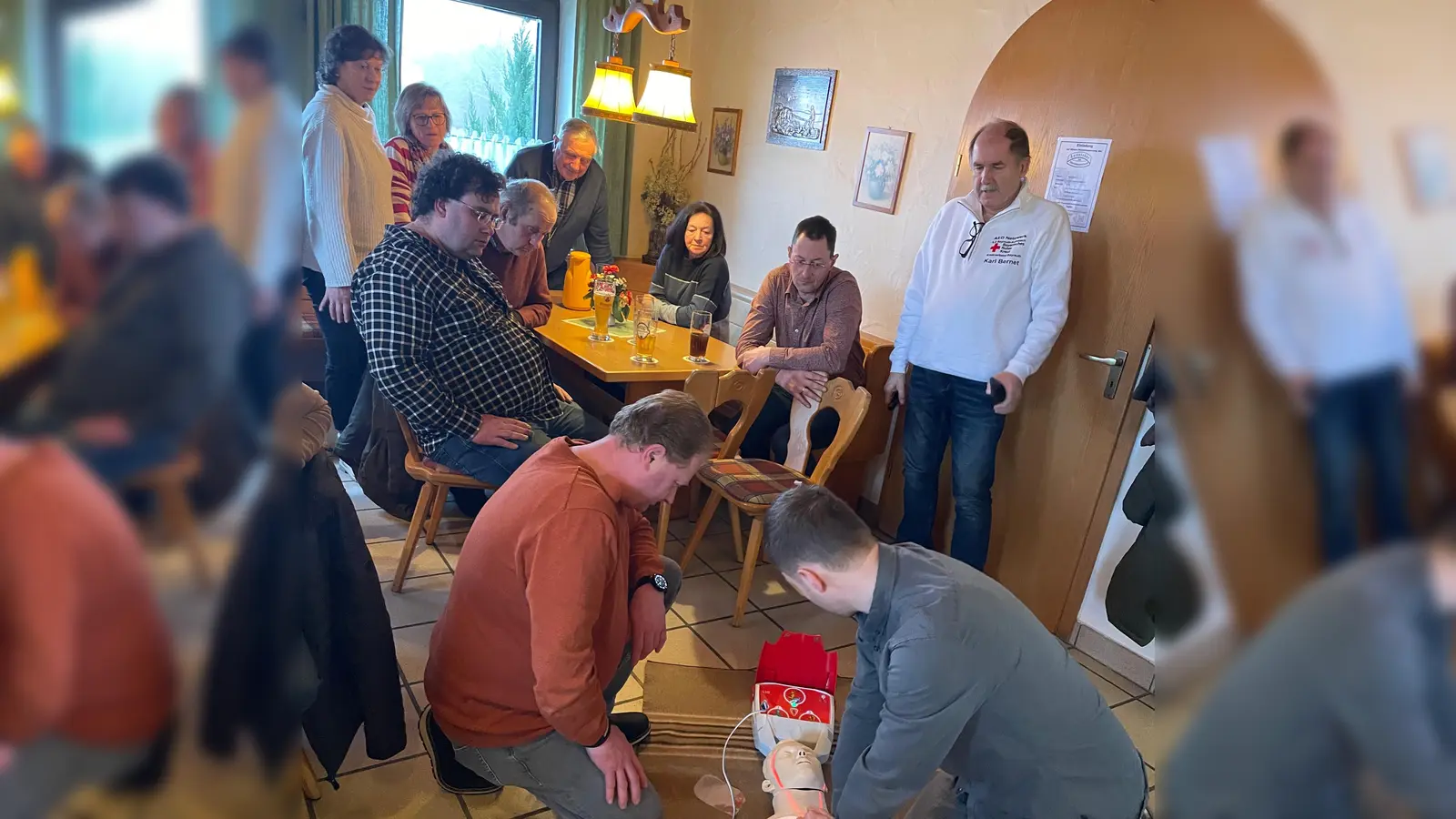 Wissen zur Ersten Hilfe und zum richtigen Einsatz des automatisierten externen Defibrillators war bei der Feuerwehr Spielberg im vergangenen Sonntagnachmittag angesagt (Bild: Thomas Schwab)