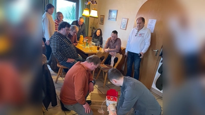 Wissen zur Ersten Hilfe und zum richtigen Einsatz des automatisierten externen Defibrillators war bei der Feuerwehr Spielberg im vergangenen Sonntagnachmittag angesagt (Bild: Thomas Schwab)