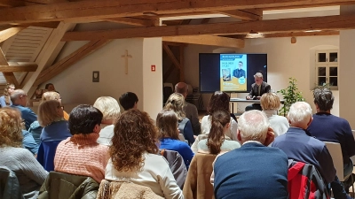 Gespannt lauschten rund 30 Zuhörer den Worten des Autors Tim Sünderhauf. (Bild: Judith Schliermann)