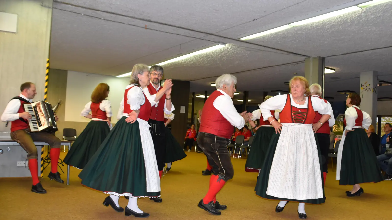 Die Tänzer der Trachten- und Volkstanzgruppe. (Bild: Nicole Rochelt)