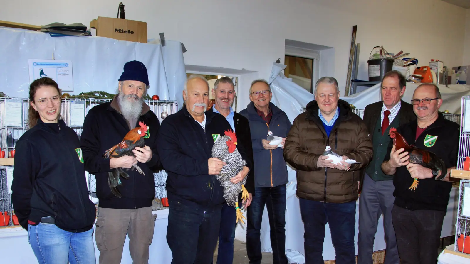 Erfolgreiche Züchter mit Landrat Richard Reisinger (Dritter von rechts), Vorsitzendem Fabian Bräutigam (Zweiter von rechts), Bürgermeister Reiner Pickel (Fünfter von rechts) und Ausstellungsleiterin Nadine Götz (links). (Bild: Leonhard Ehras)