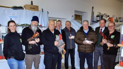 Erfolgreiche Züchter mit Landrat Richard Reisinger (Dritter von rechts), Vorsitzendem Fabian Bräutigam (Zweiter von rechts), Bürgermeister Reiner Pickel (Fünfter von rechts) und Ausstellungsleiterin Nadine Götz (links). (Bild: Leonhard Ehras)