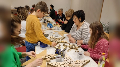 Kinder und Erwachsene hatten ihren Spaß beim Sterne-Basteln. (Bild: Brigitte Klinger)