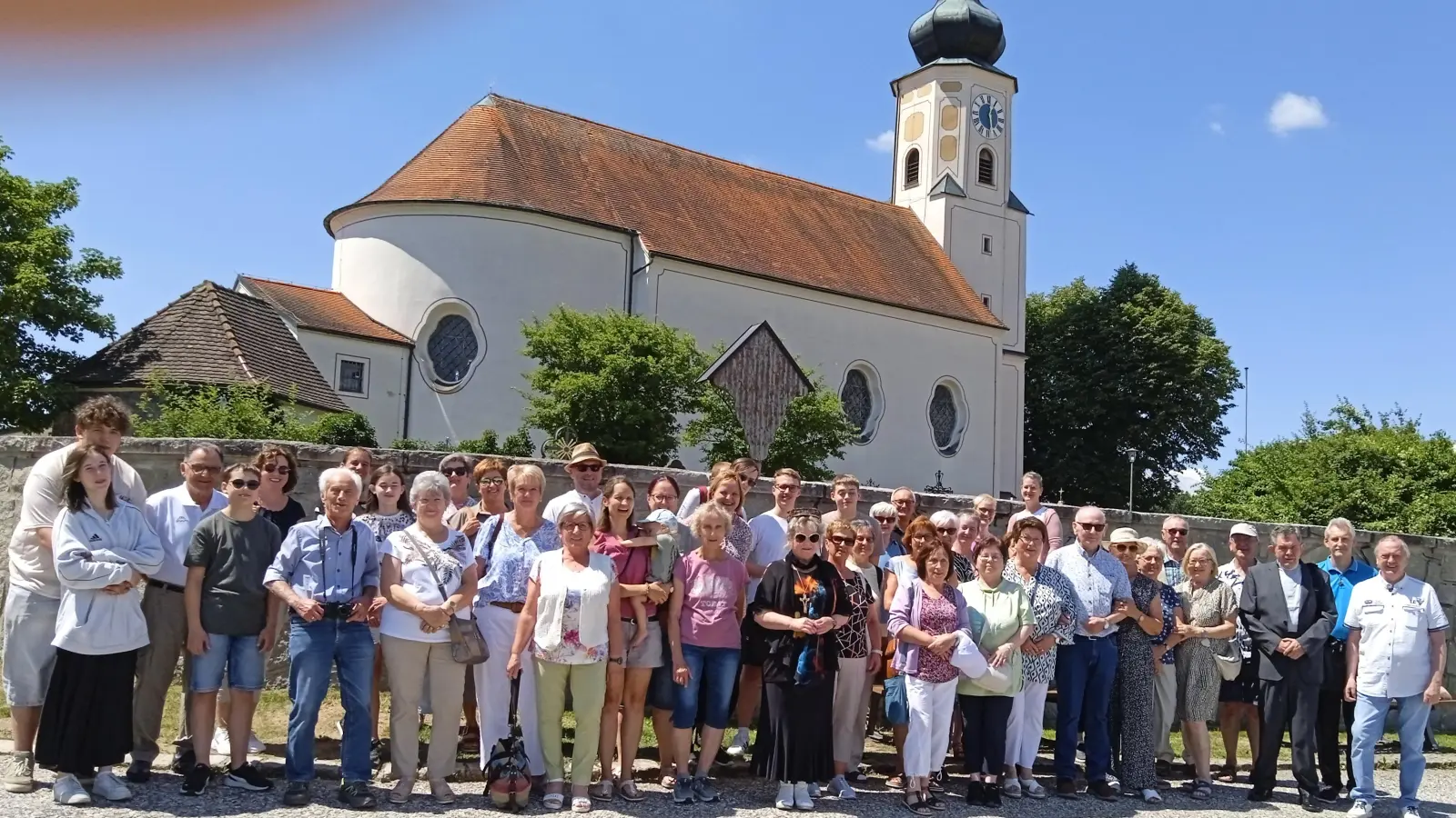 Pilgergruppe vor der Wallfahrtskirche Mariä Himmelfahrt in Weißenregen. (Bild: Harald Meidenbauer)