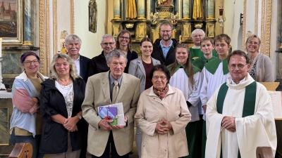 Pfarrgemeinderat, Kirchenverwaltung, Ministranten und das Seelsorgsteam dankten dem Ehepaar Braun herzlich für ihren langjährigen Einsatz. (Bild: Marlene Greiner)