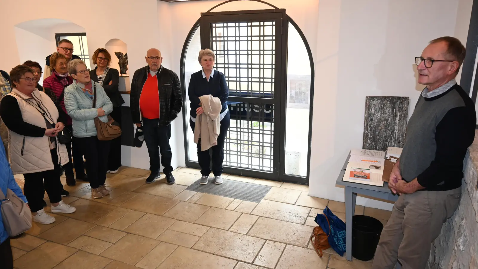 Der in Waldthurn geborene Künstler und Mundartdichter Ludwig Bäuml (rechts) empfängt die Besucher des HAK Waldthurn. (Bild: Rainer Sollfrank)