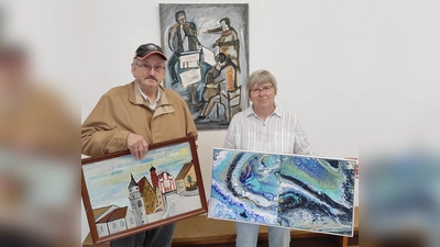 Ulrich Sigmund und Petra Urban gestalten wieder eine Ausstellung im Bürgerhaus. Im Hintergrund ein von Rolf Heitzer gemaltes Bild, der ebenfalls teilnimmt.  (Bild: Gerhard Löckler)