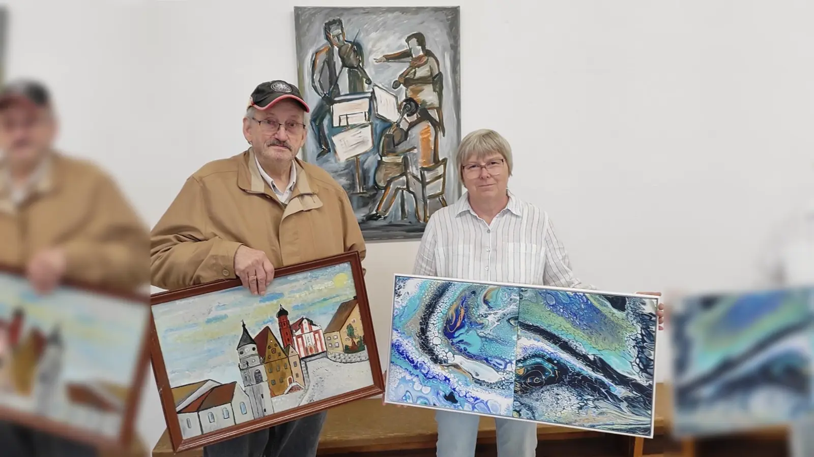 Ulrich Sigmund und Petra Urban gestalten wieder eine Ausstellung im Bürgerhaus. Im Hintergrund ein von Rolf Heitzer gemaltes Bild, der ebenfalls teilnimmt.  (Bild: Gerhard Löckler)