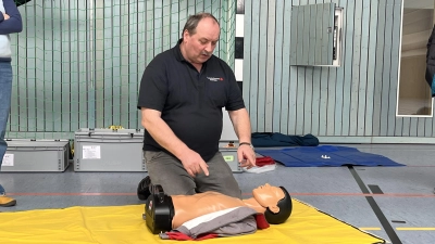 Die Druckmassage hat bei der Wiederbelebung Priorität. Auf Beatmung kann auch verzichtet werden, falls diese nicht möglich ist.<br> (Bild: Georg Baumer)