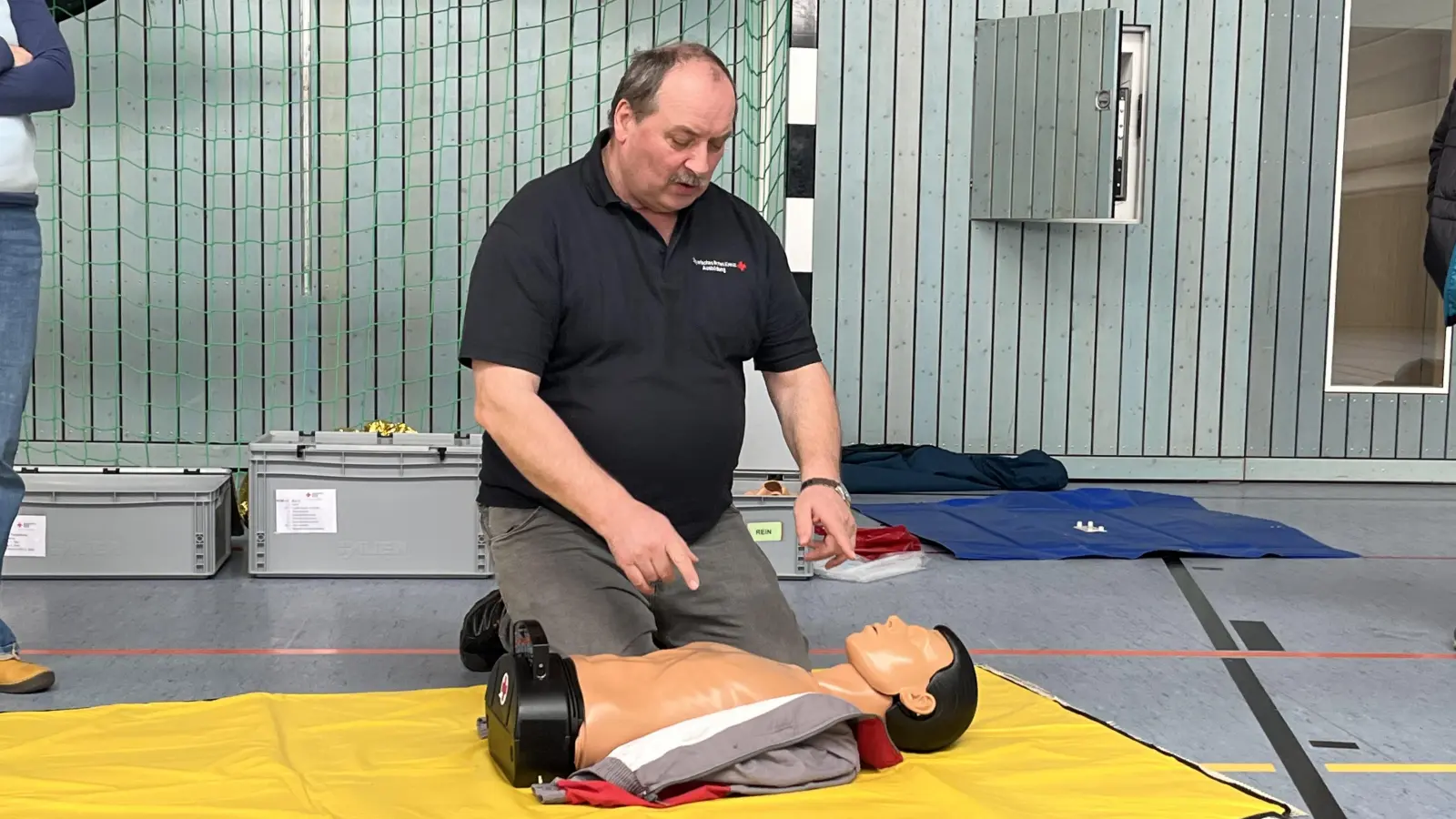 Die Druckmassage hat bei der Wiederbelebung Priorität. Auf Beatmung kann auch verzichtet werden, falls diese nicht möglich ist.<br> (Bild: Georg Baumer)