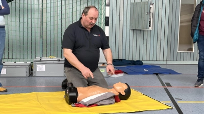 <br>Foto 02: Die Druckmassage hat bei der Wiederbelebung Priorität. Auf Beatmung kann auch verzichtet werden, falls diese nicht möglich ist. (Bild: Georg Baumer)