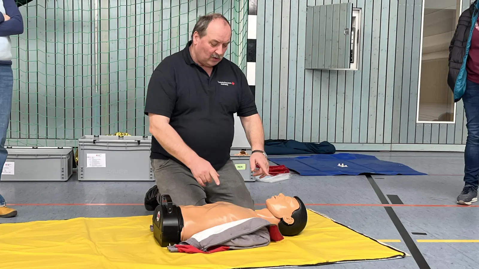 <br>Foto 02: Die Druckmassage hat bei der Wiederbelebung Priorität. Auf Beatmung kann auch verzichtet werden, falls diese nicht möglich ist. (Bild: Georg Baumer)