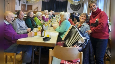 Viel gesungen, geschunkelt und gelacht wurde beim Seniorennachmittag von St.Georg-60plus. (Bild: Martina Mielke)