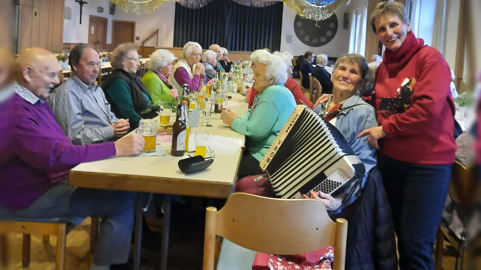 Viel gesungen, geschunkelt und gelacht wurde beim Seniorennachmittag von St.Georg-60plus. (Bild: Martina Mielke)