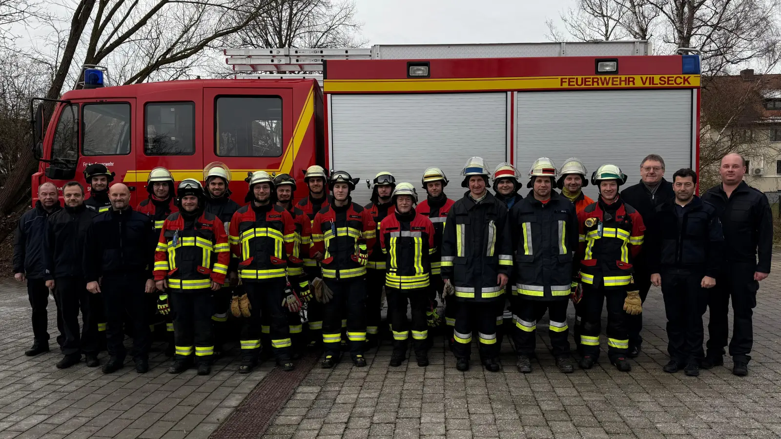 Bestandene Leistungsprüfung, darüber freuten sich auf dem Bild von links nach rechts: KBI a.D. Karl Luber, KBI Michael Iberer, Patrick Wolf, 2. Kommandant Peter Ziegler, Stefan Merkl, Julian Götz, Jakob Wismet, Tobias Tuchbreiter, Florian Trummer, Jakob Schießlbauer, Luis Ziegler, Dominik Strobl, Eduard Bosser, Matthias Einhäupl, Florian Siegler, Manuel Heindl, Robert Graf, Matthias Siegler, Michael Götz, Bürgermeister Hans-Martin Schertl, 1. Kommandant Lothar Hasenstab, KBM Andreas Luber.  (Bild: Markus Rauscher)