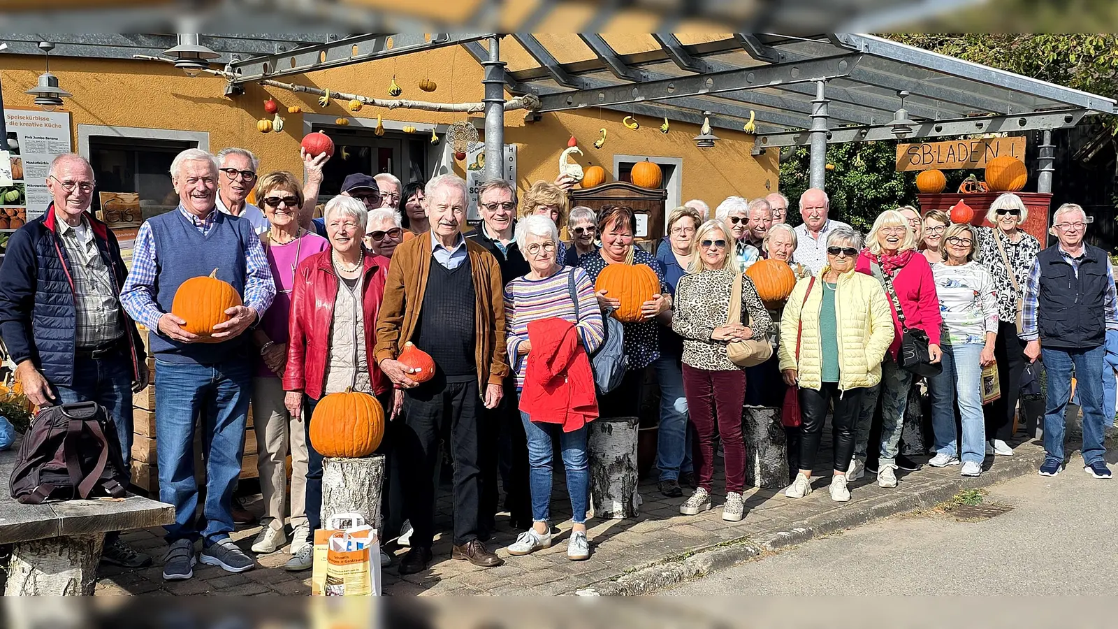 Bildunterschrift: Die Vereinsgruppe vor dem Hofladen. Sechster von links vordere Reihe mit brauner Jacke: Organisator Lorenz Kiener. (Bild: Peter Ertl)