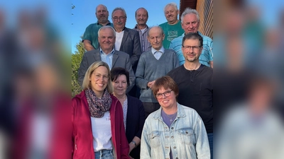 Neue Vorstandschaft mit Vorsitzenden Reinhold Gößner (2. Reihe 1. v. r.) sowie 2. Vorsitzende Sylvia Nickl-Heser (1. Reihe 1. v. r.) mit Vorstandschaft und Bürgermeister (Bild: Wolfgang Nickl)