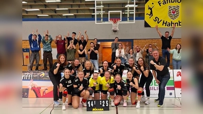 Die Mannschaft des SVH bejubelt zusammen mit ihrem mitgereisten Fanblock aus Hahnbach den 3:1-Sieg über den TSV Ansbach. (Bild: Mira Sperber)