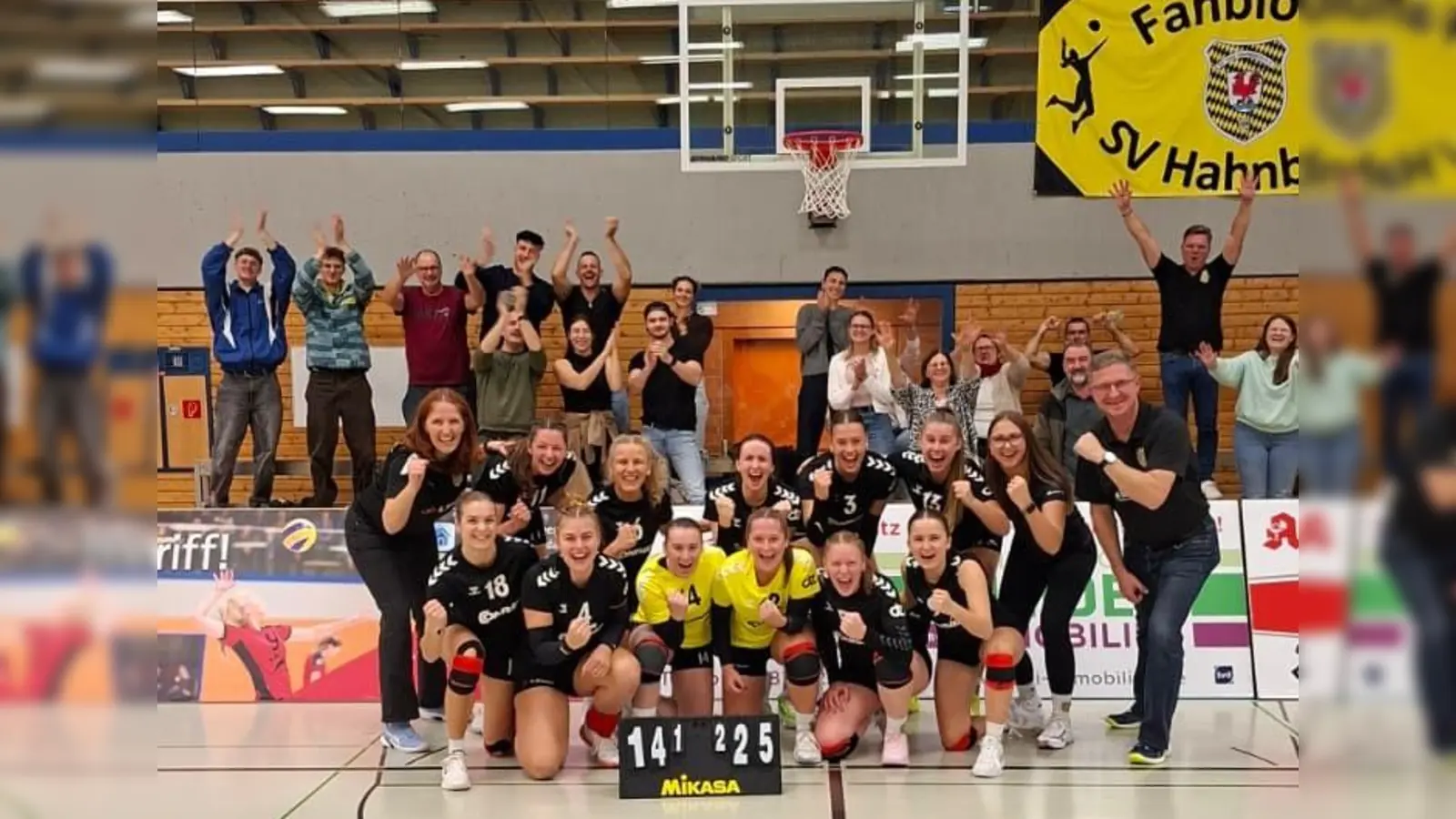 Die Mannschaft des SVH bejubelt zusammen mit ihrem mitgereisten Fanblock aus Hahnbach den 3:1-Sieg über den TSV Ansbach. (Bild: Mira Sperber)