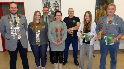 v. l. n. r. Siegerehrungen standen beim Schützenverein Eichenlaub an: Schützenkönig, Vereinsmeister und Sieger des Serienschießens Michael Geigenmüller, Schützenkönigin und Vereinsmeisterin Madlen Geigenmüller, zweiter Schützenmeister Stefan Lautner, Schützenkönigin des Vorjahres Andrea Kaufmann, Ü60-Schützenkönig Jürgen Saueracker, Siegerin beim Serienschießens bei der Jugend Leonie Freiberger, Schützenkönig des Vorjahres und Sieger des Ü60-Serienschießens Dietmar Banasch. (Bild: Gerhard Löckler)