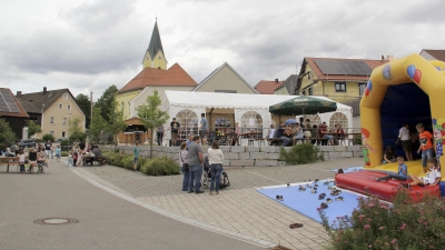 Während sich die Gäste im Pfarrsaal oder im Festzelt mit Sitzgelegenheiten im Freien niederließen, bevorzugten die Kinder natürlich die Angebote auf der Spielstraße und die Hüpfburg. Ein schönes Familienfest vor der Kulisse der Pfarrkirche St. Martin. (Bild: Josef Böhm)