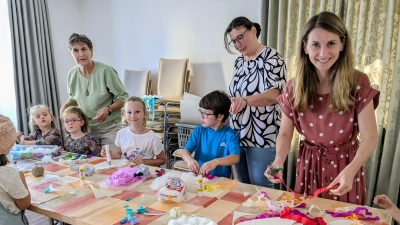 Das Bastelangebot des Büchereiteams wurde rege in Anspruch genommen (Bild: Rita Salomon)