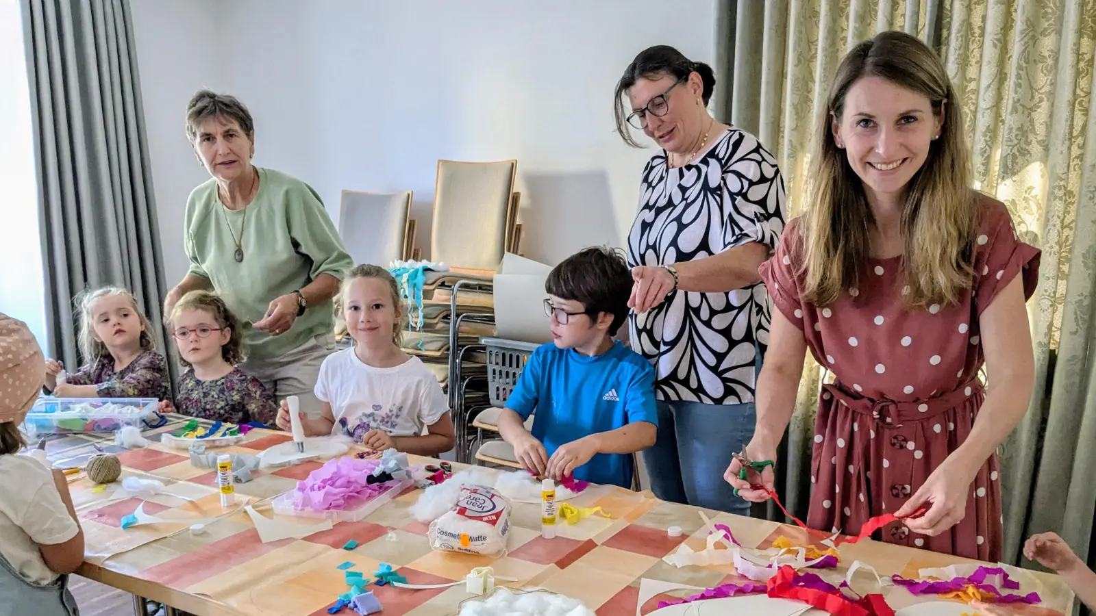 Das Bastelangebot des Büchereiteams wurde rege in Anspruch genommen (Bild: Rita Salomon)