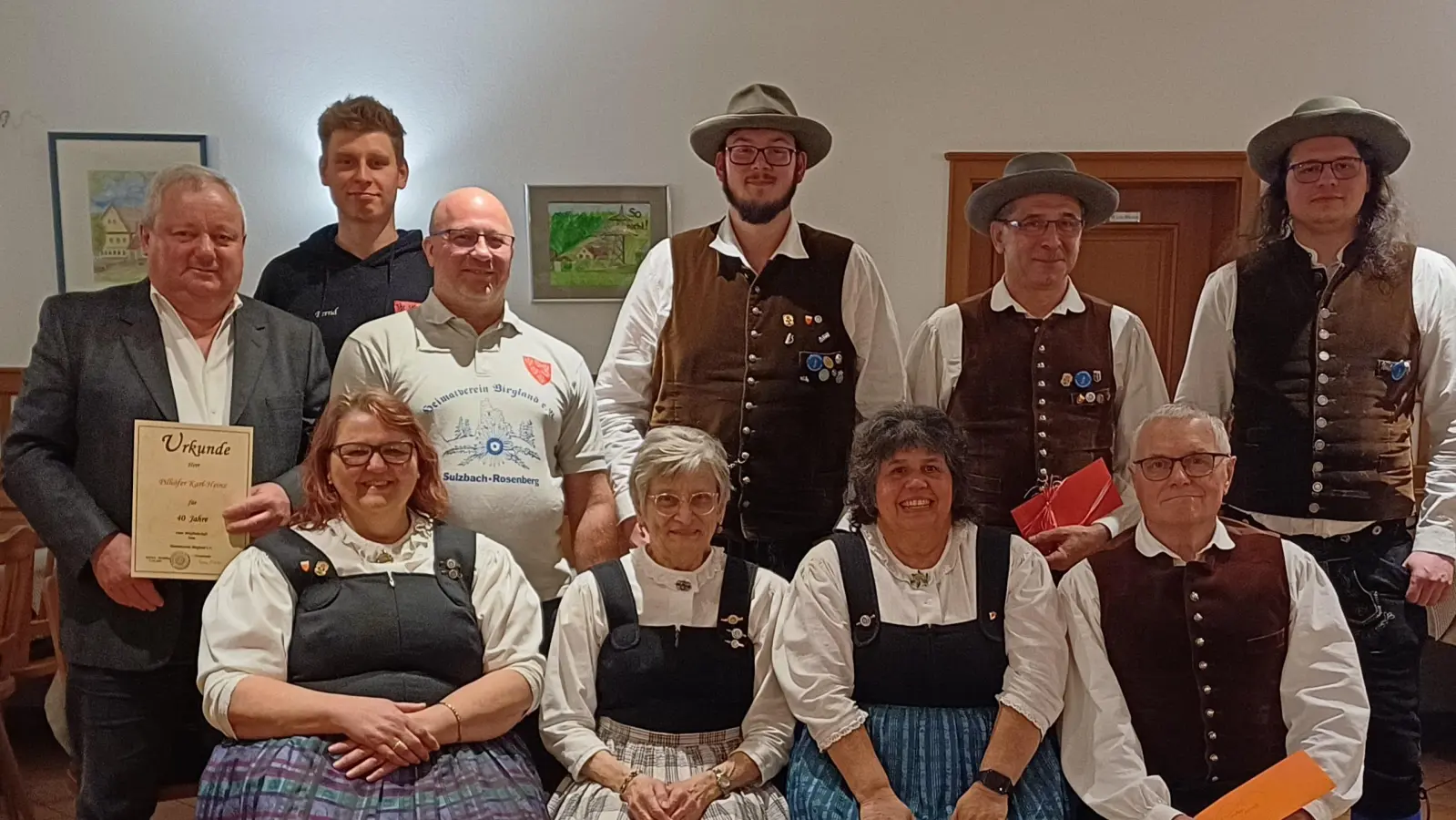 Stehend von links:Jubilar Karl-Heinz Piilhöfer (40 Jahre), Ausschussmitglied Benedikt Niebler, 1. Kassier Matthias Wolf, 1. Vorstand Andre Wing, 2. Vorstand Franz Niebler, 2. Kassier Philipp Niebler. Sitzend vorne: 2. Schriftführerin Karin Niebler, Ausschussmitglied Gunda Pirner, 1. Schriftführerin Irmgard Gebhardt, scheidender Kassier Werner Högner. (Bild: Gerda Donhauser)