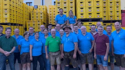 Nach der Brotzeit und dem Probetrunk dankte Festleiter Georg Zierer (Mitte mit Hut) im Namen des Gremiums dem Prokuristen Peter und Geschäftsführer Franz Vogl (v.l.) für die Führung und Brotzeit.  (Bild: Anna-Lena Klug)