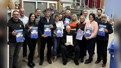 Druckfrisch aus der Rotationsmaschine kommt der Kalender „Grafenwöhr 2026“. Die Stadtratsbewerber und Bürgermeister Edgar Knobloch stellten in der Druckerei Hutzler das begehrte Nachschlagewerk vor. (Bild: Bild: Tanja Hutzler)