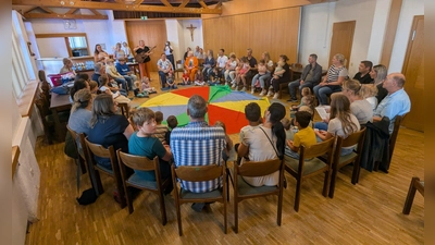 Der gut gefüllte Pfarrsaal bei der Kirche im Kleinen zum Thema „Sag mal Danke!” (Bild: Christoph Kiefhaber)