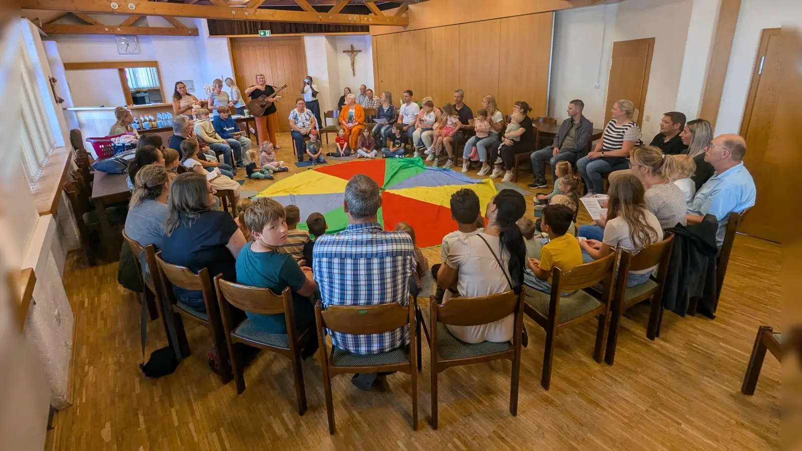 Der gut gefüllte Pfarrsaal bei der Kirche im Kleinen zum Thema „Sag mal Danke!” (Bild: Christoph Kiefhaber)