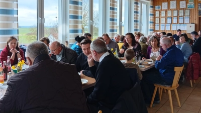 Die Besucher lassen sich die Fastensuppe schmecken. (Bild: Christine Schwarz)