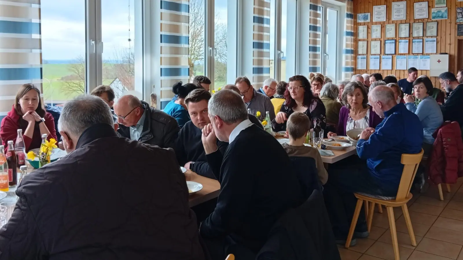 Die Besucher lassen sich die Fastensuppe schmecken. (Bild: Christine Schwarz)