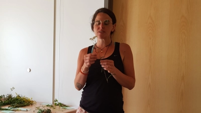 Kräuterexpertin Barbara Nickl konnte viel über die Kräuter besonders über die Wildkräuter und deren Inhaltsstoffe und Heilwirkung berichten. (Bild: Peter Garreiss)