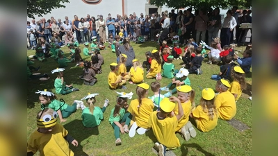 Die Kinder von der Kinderkrippe und vom Kindergarten begeisterten verkleidet als Wiesentiere mit einer tollen Aufführung. (Bild: Karl Ziegler)