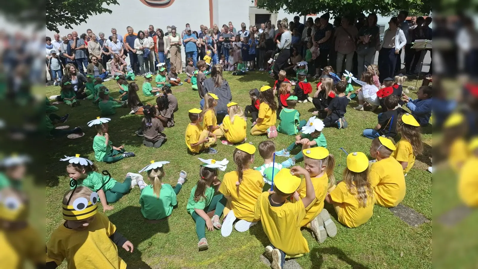 Die Kinder von der Kinderkrippe und vom Kindergarten begeisterten verkleidet als Wiesentiere mit einer tollen Aufführung. (Bild: Karl Ziegler)