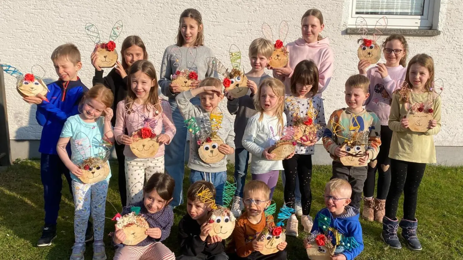 Stolz präsentieren die Gartenwichtel ihre Osterhasen. (Bild: Annette Schanderl)