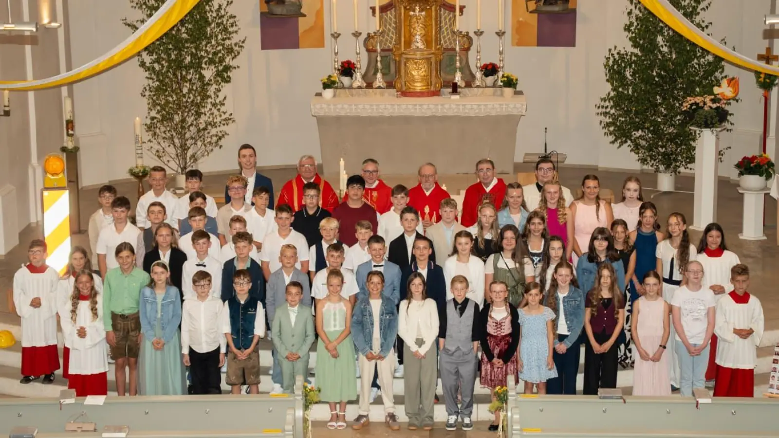 53 Jugendliche aus der Pfarreiengemeinschaft Pleystein–Waidhaus–Miesbrunn–Burkhardsrieth empfingen in der Pfarrkirche St. Emmeram in Waidhaus das Sakrament der Firmung. Domdekan em. Prälat Dr. Josef Ammer sprang kurzfristig für den verhinderten Weihbischof Reinhard Pappenberger ein und spendete den Firmlingen das Sakrament. (Bild: Martin Grötsch)
