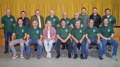 Die Vorstandschaft des OWV Thanhausen mit dem Vorsitzenden Bernd Schwamberger (sitzend, 2. von links), daneben die neue Schriftführerin Julia Schmid, Christian Richtmann (hinten, 3. von rechts) ist neu als Beisitzer aktiv. (Es fehlt im Bild: Beisitzer Willibald Schwägerl). (Bild: Holger Wolfrum)