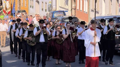 Imposanter Kirchenzug zur Pfarrkirche St. Sebastian Waldthurn. Dort wird das 43. Kirchweihfest gefeiert. (Bild: Franz Völkl)