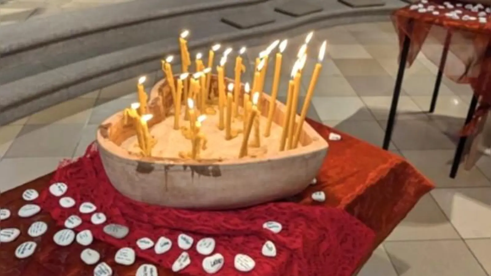 Für die Verstorbenen wurden Kerzen angezündet.  (Bild: Rita Reiter)