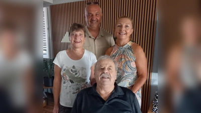 Im Bild v.l.n.r. Martina Weber, Herbert Merther, Heike Merther, vorne Horst Welsch. (Bild: Bernhard Birkner)