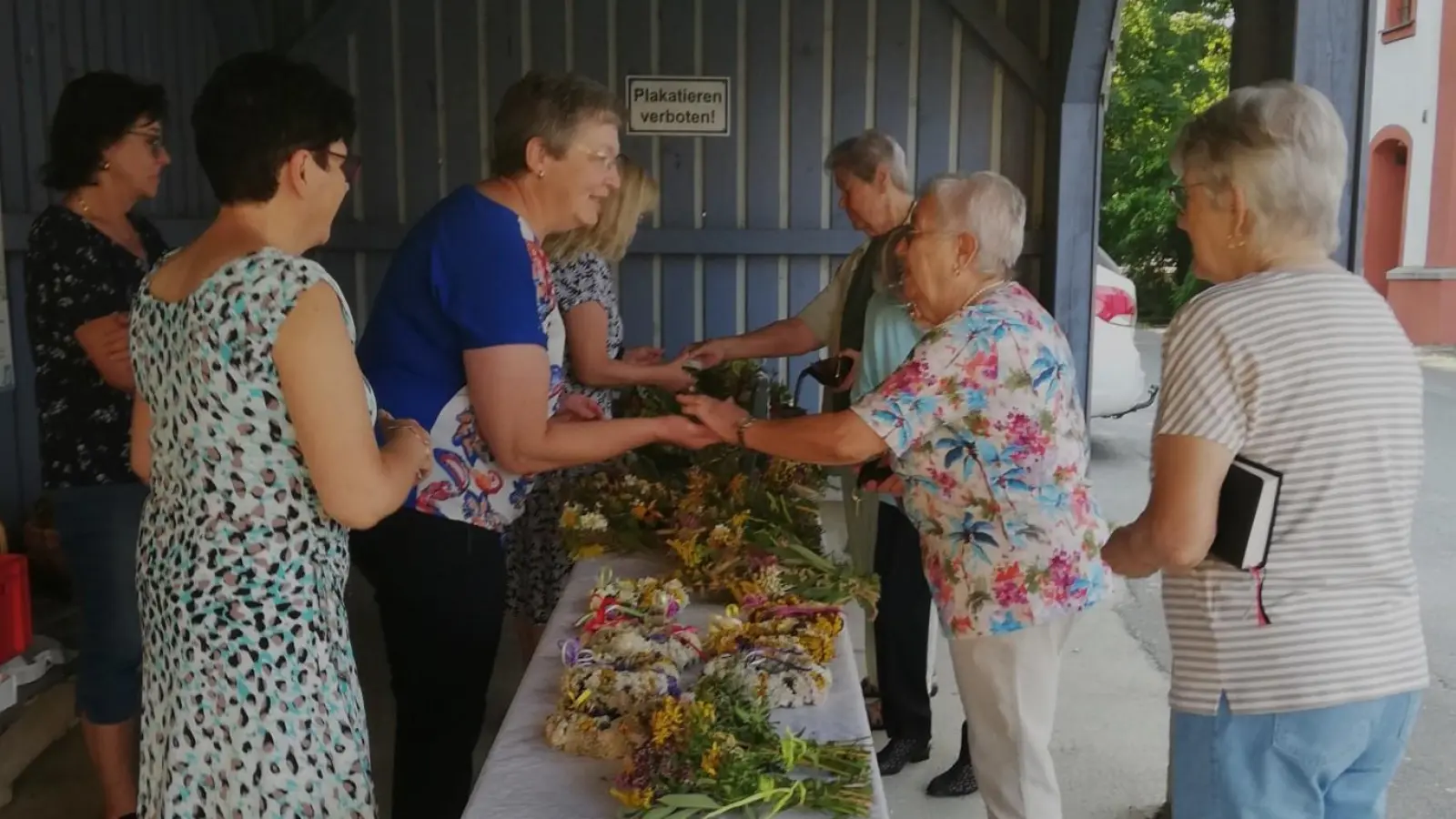 Die Winklarner Bevölkerung unterstützt immer wieder gerne die Kräuterbüschelaktion des Frauenbundes. (Bild: Elisabeth Bauer)
