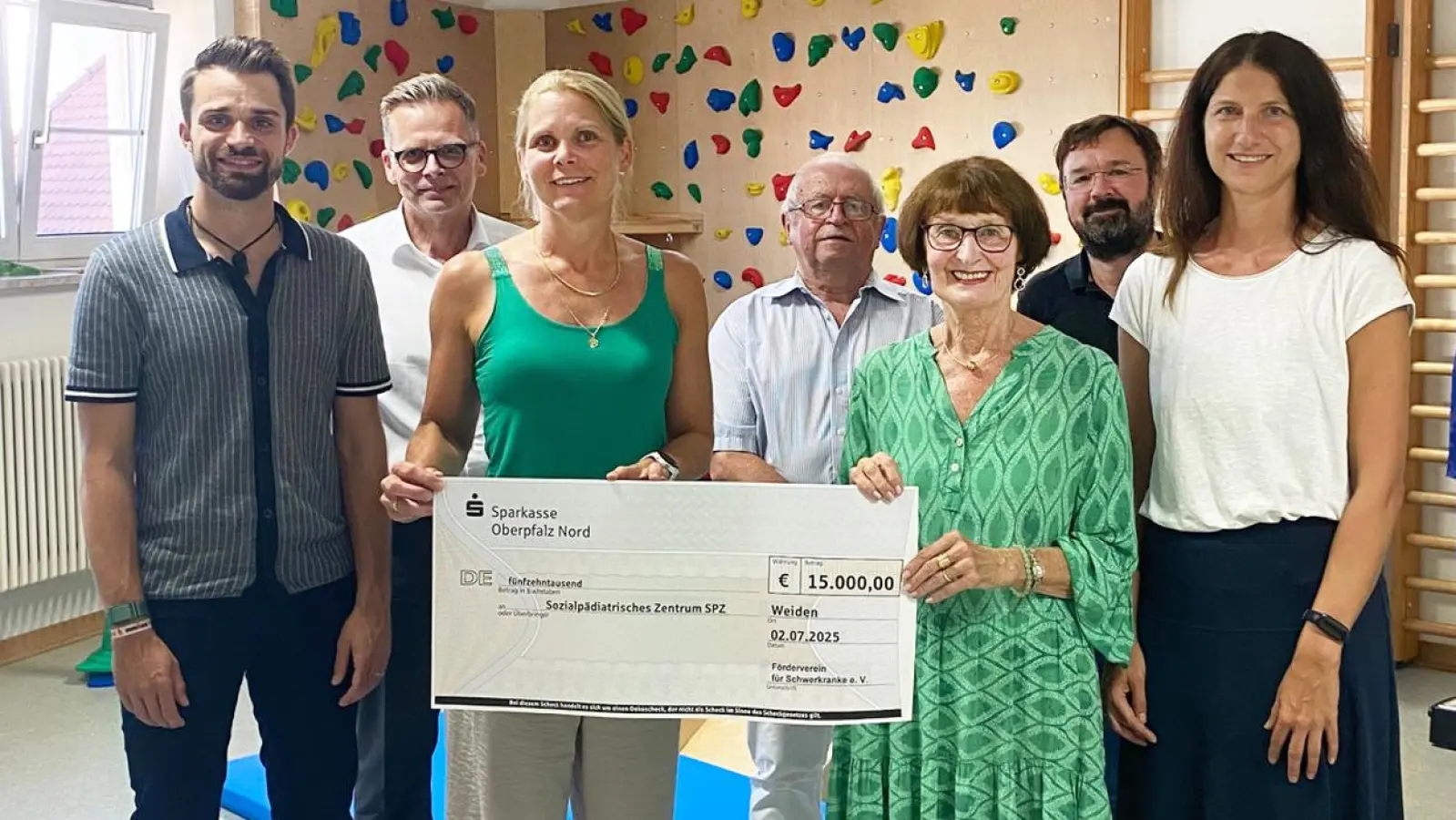 Waltraud Koller-Girke (Dritte von rechts) vom Förderverein für Schwerkranke übergibt mit Mitgliedern ihres Vorstandsteams einen Spendenscheck über 15.000 Euro an SPZ-Chefärztin Dr. Edit Lakatos (Dritte von links). Dafür bedanken sich auch der Weidener Klinikdirektor Timo Sonntag (links) und Psychologin Dr. Daniela Runkel vom SPZ (rechts). (Bild: Lissy Knipl-Zörkler)