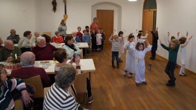 Engelstanz der Kitakinder bei den Senioren im Pfarrheim. (Bild: Franz Völkl)