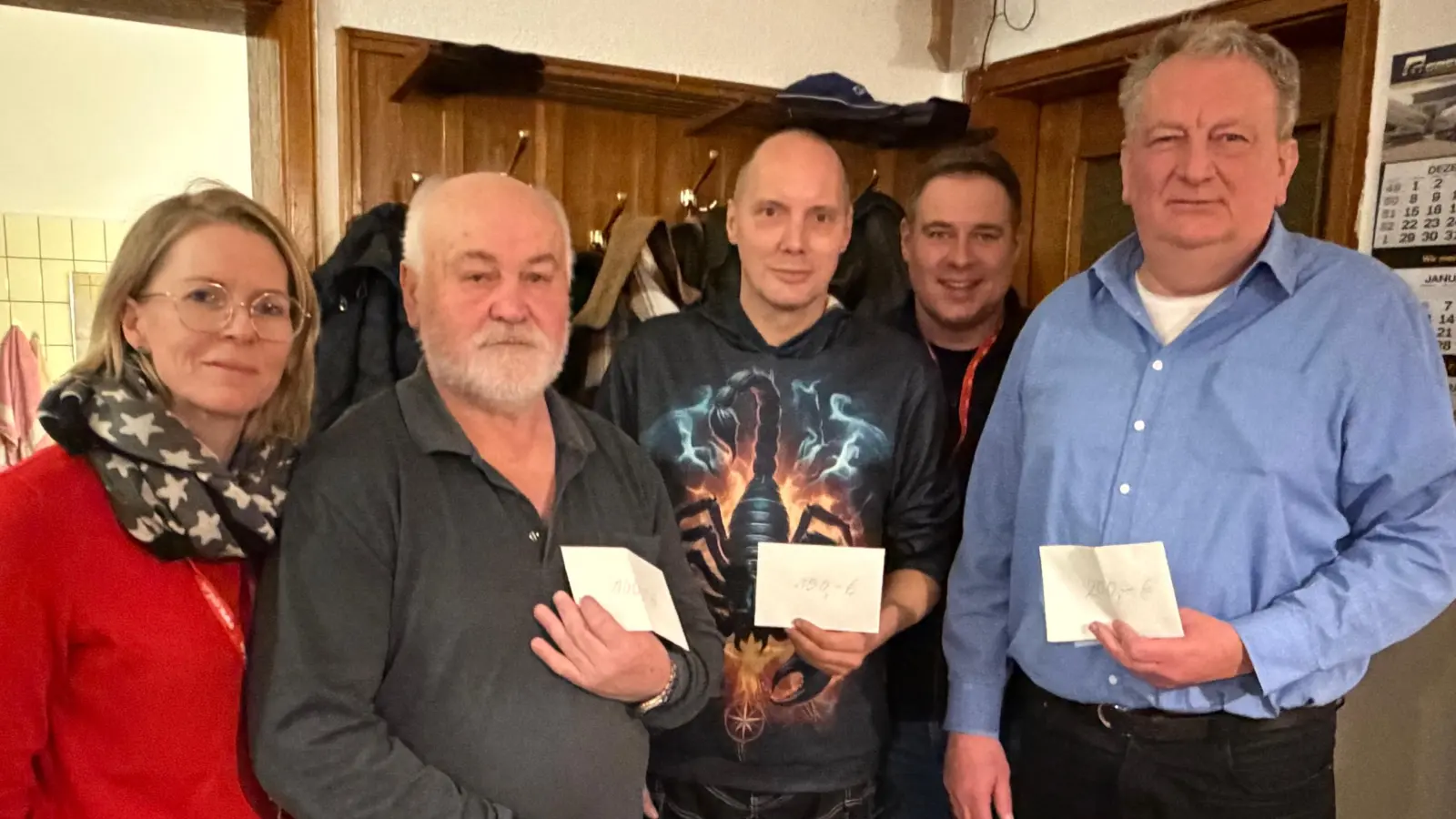 Nur Bares zählt: Die drei Gewinner beim SPD-Neujahrs-Preisschafkopf: Martin Kausler (rechts), Richard Kick (Mitte) und Lorenz Feihl (Zweiter von links).Mit ihnen freuen sich Bürgermeisterkandidat Daniel Hutzler (Zweiter von rechts) und Kerstin Maunz (links). (Bild: Theresa Hutzler)